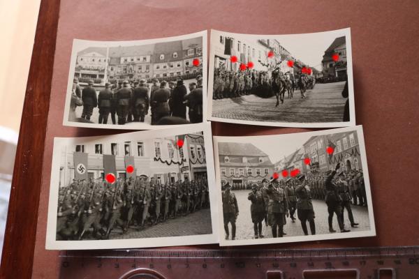 vier alte Fotos - Aufmarsch Soldaten -- Stadt - hohe Offiziere - Ort ?? Fahnen